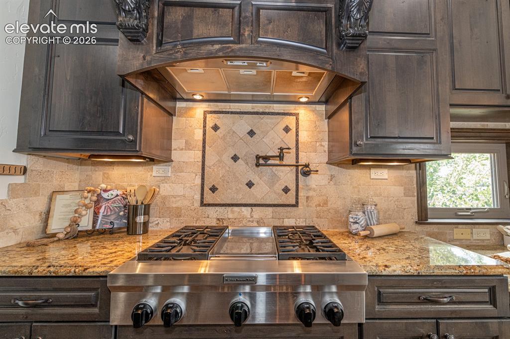 Image 13 of 50: Kitchen
