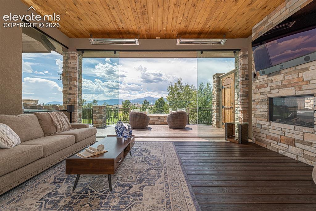 Image 15 of 50: Sun Room