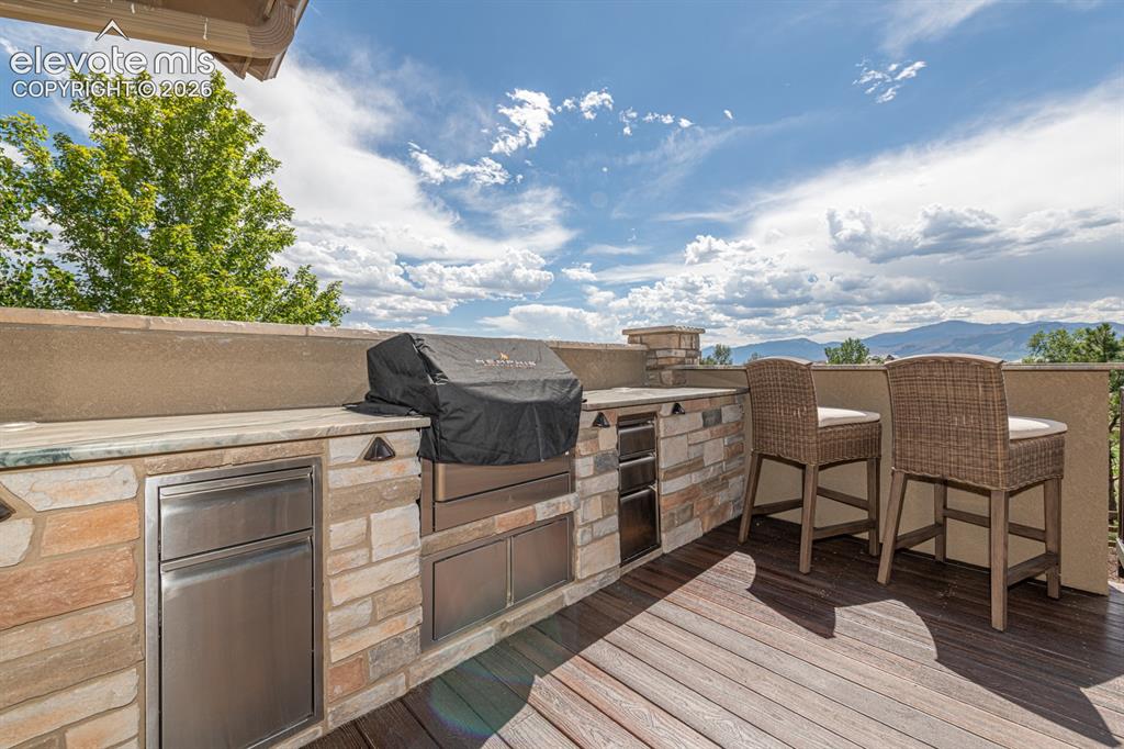 Image 18 of 50: Outdoor Kitchen