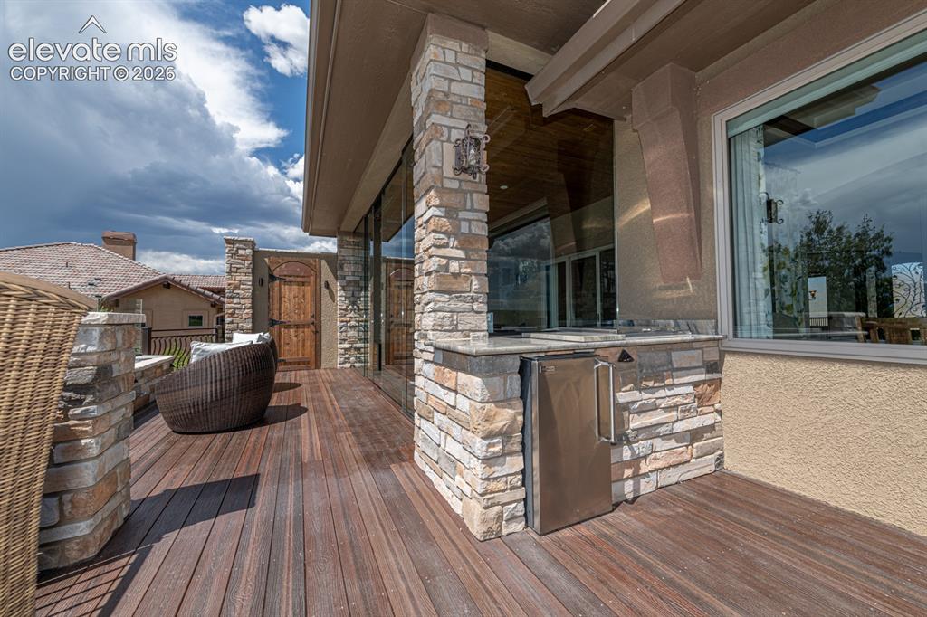 Image 19 of 50: Outdoor Kitchen