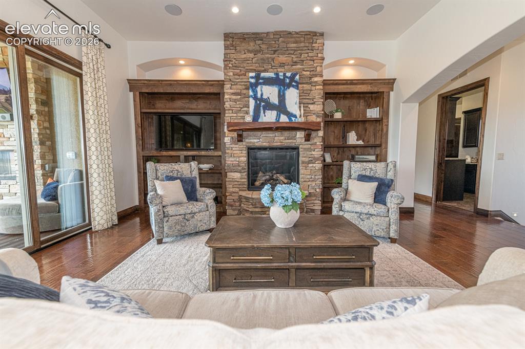 Image 8 of 50: Living Room