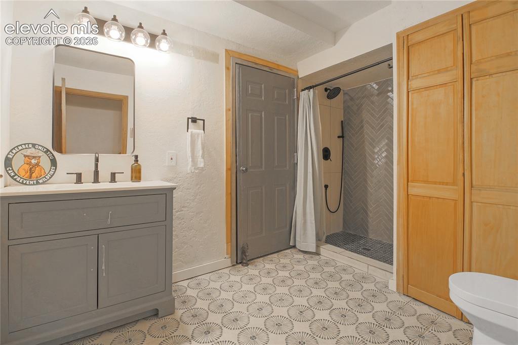 Image 14 of 50: Bathroom