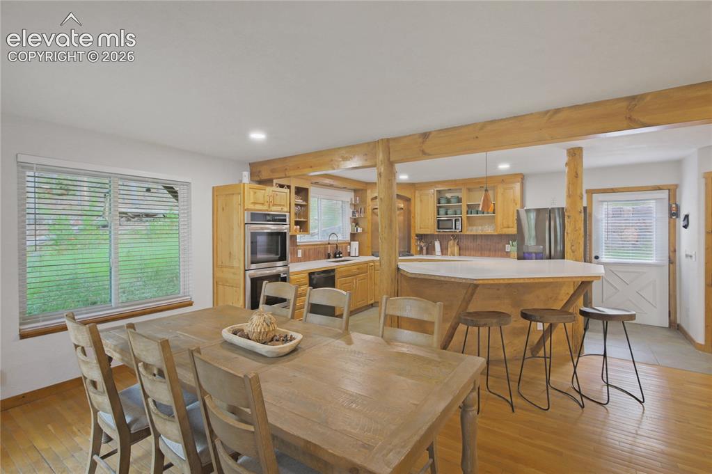 Image 16 of 50: Dining Area