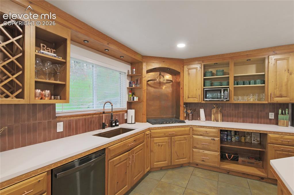 Image 17 of 50: Kitchen