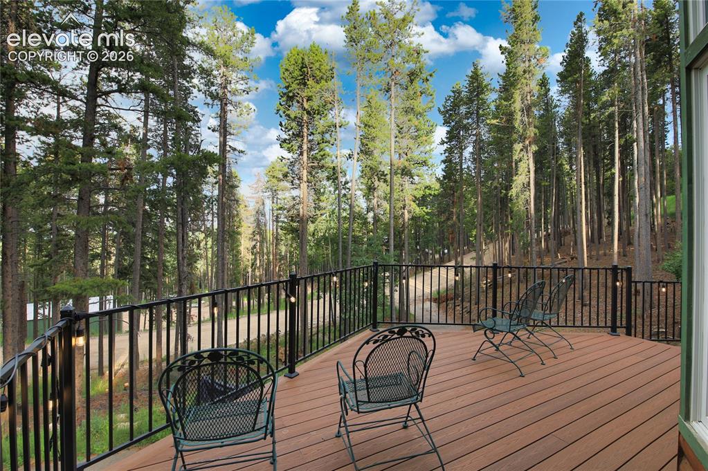 Image 42 of 50: Deck
