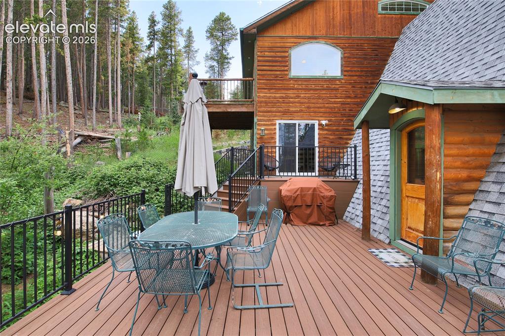 Image 5 of 50: Deck