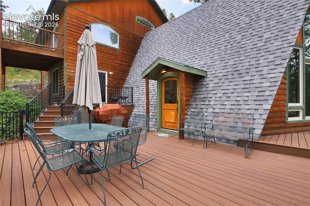 Image 6 of 50: Deck