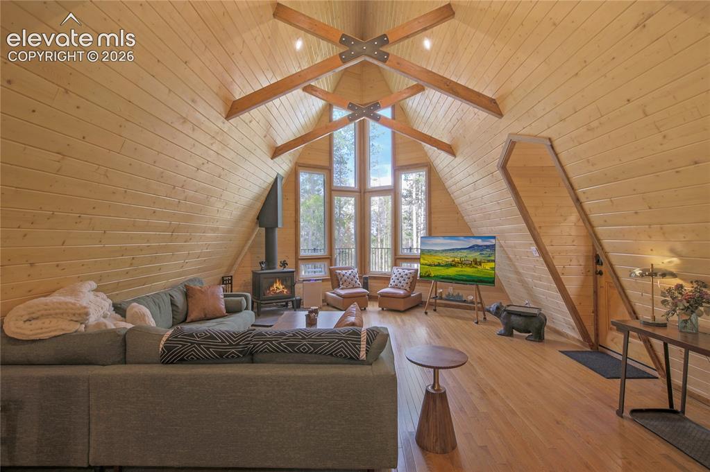 Image 8 of 50: Living Room