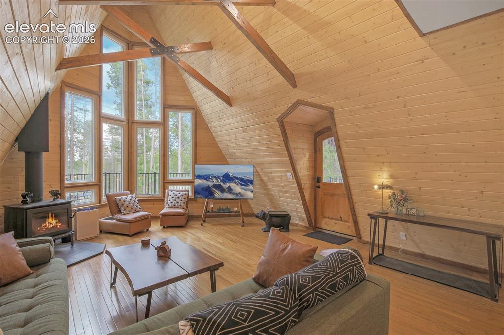 Image 9 of 50: Living Room