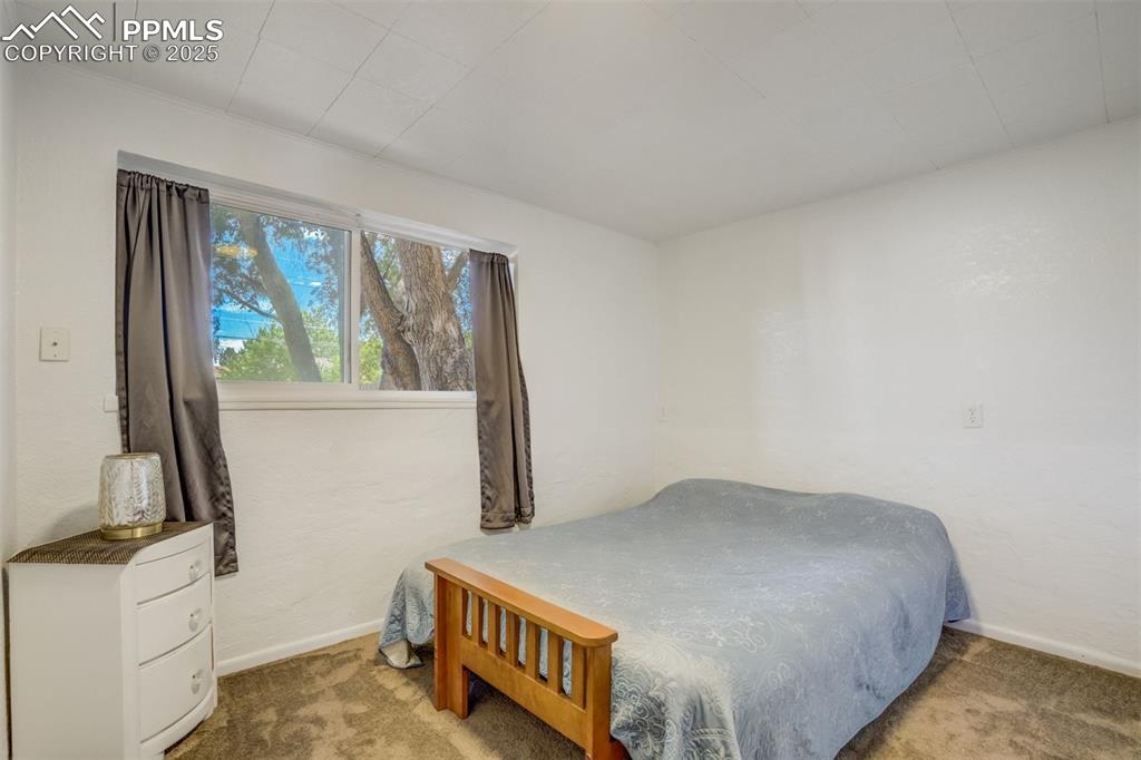 Image 18 of 24: Bedroom