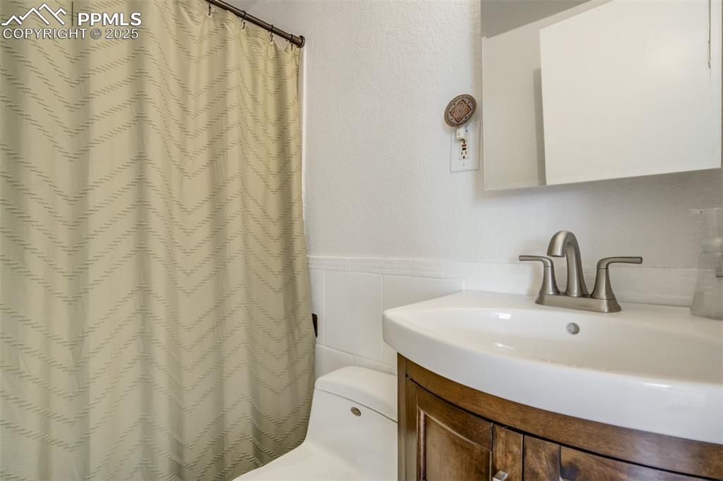 Image 19 of 24: Bathroom