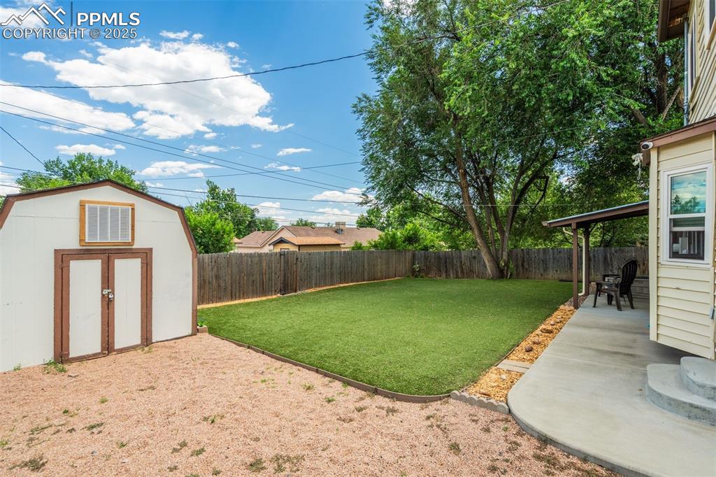 Image 22 of 24: Yard