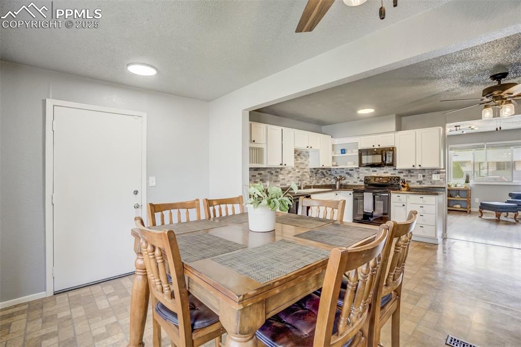 Image 7 of 24: Dining Area