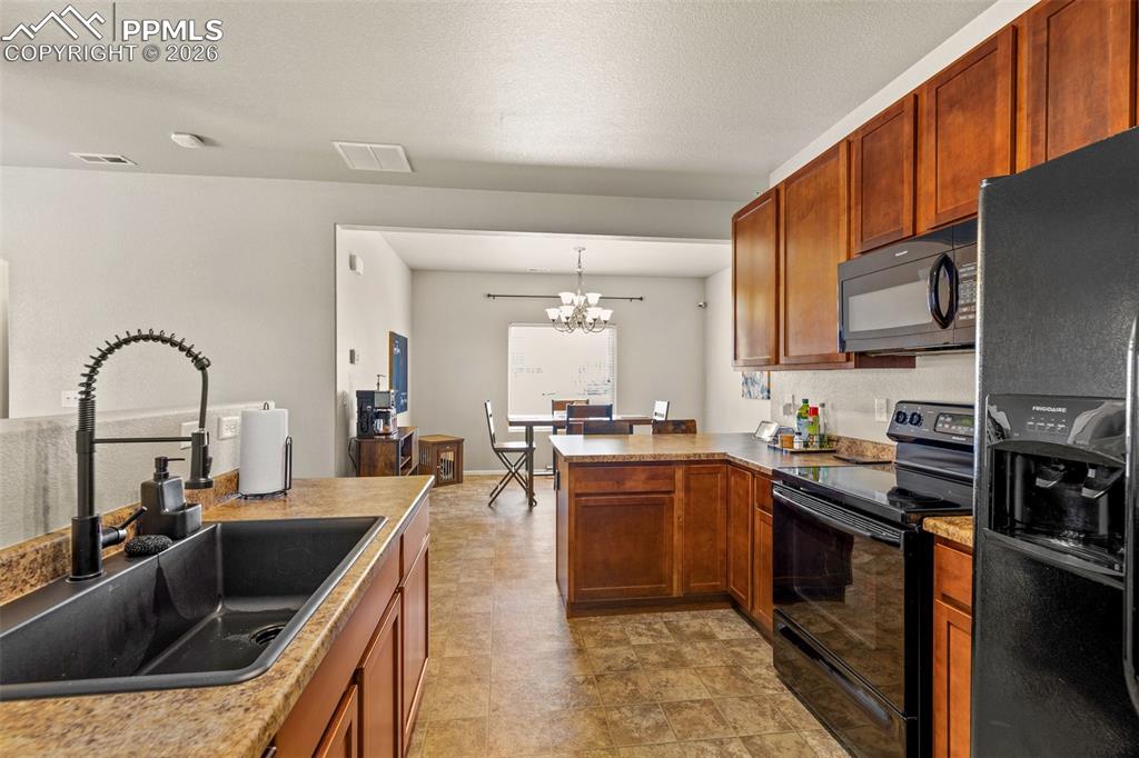 Image 11 of 31: Kitchen