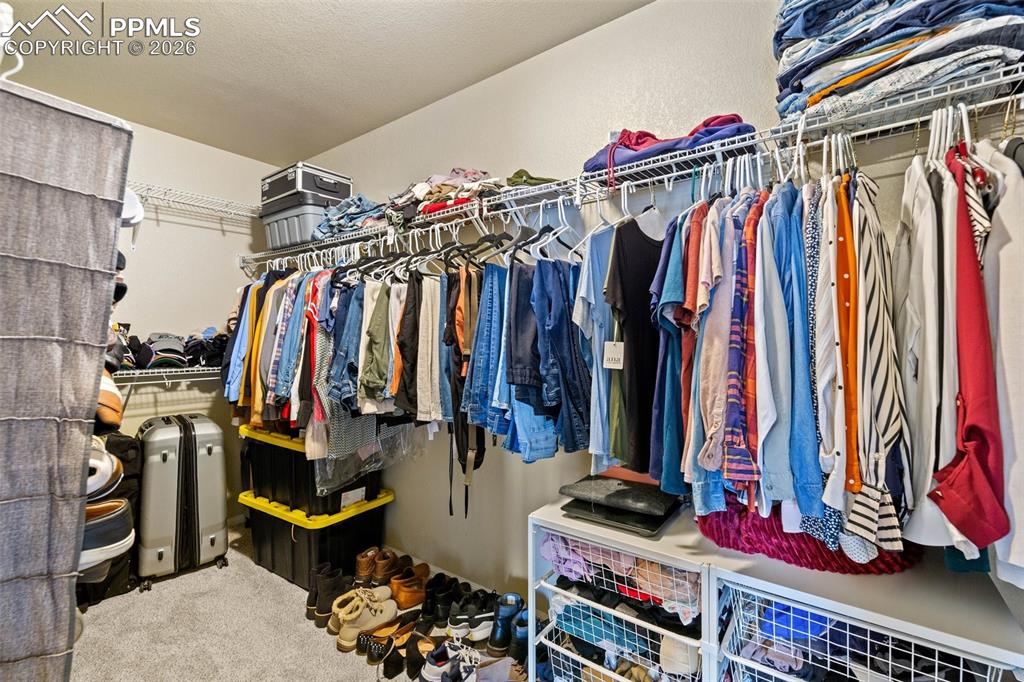 Image 21 of 31: Closet