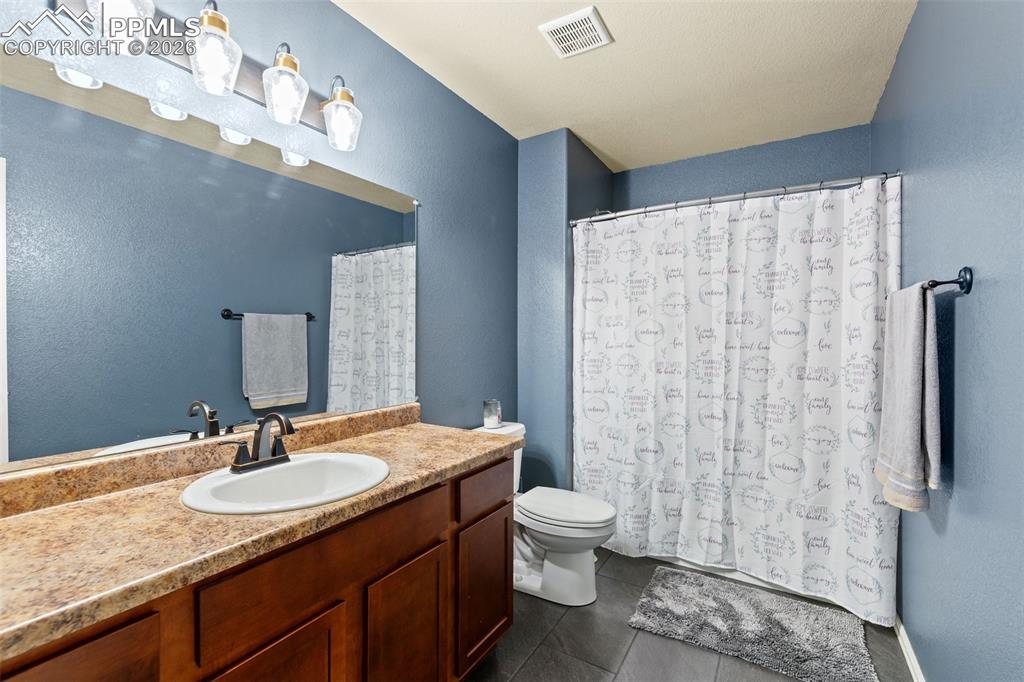 Image 25 of 31: Bathroom