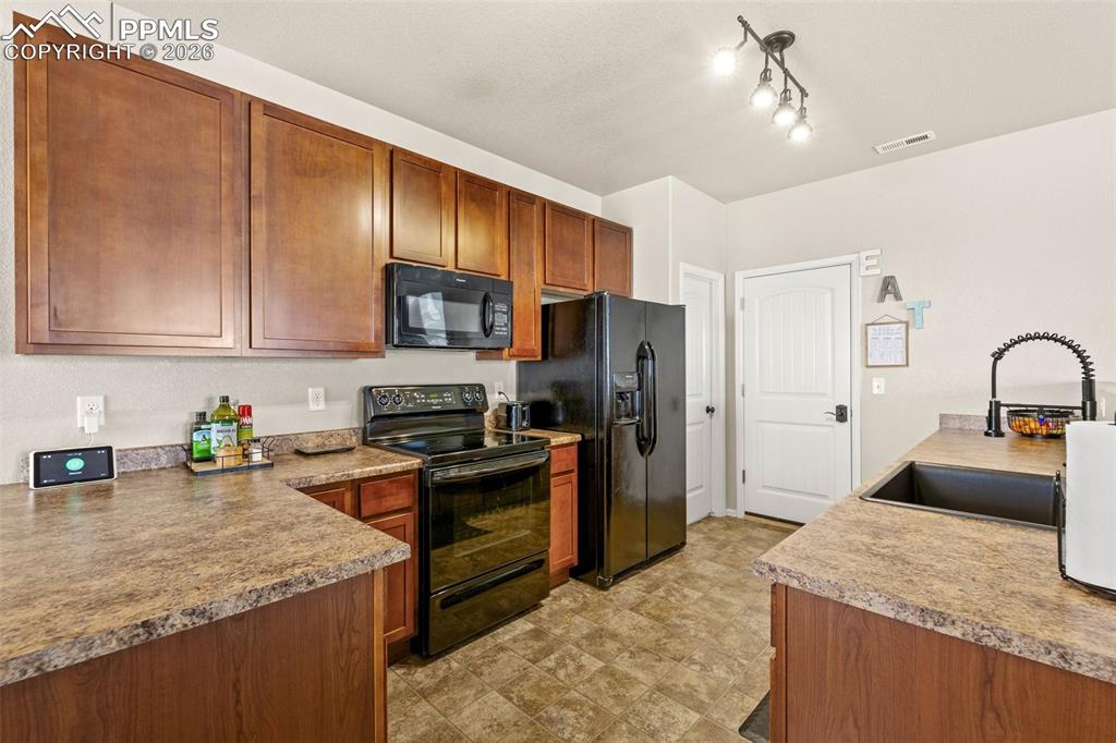 Image 9 of 31: Kitchen