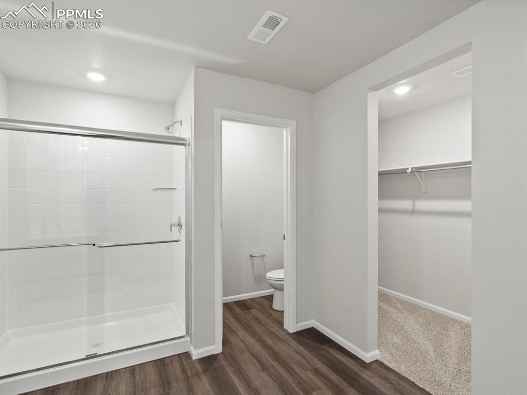 Image 19 of 30: Bathroom