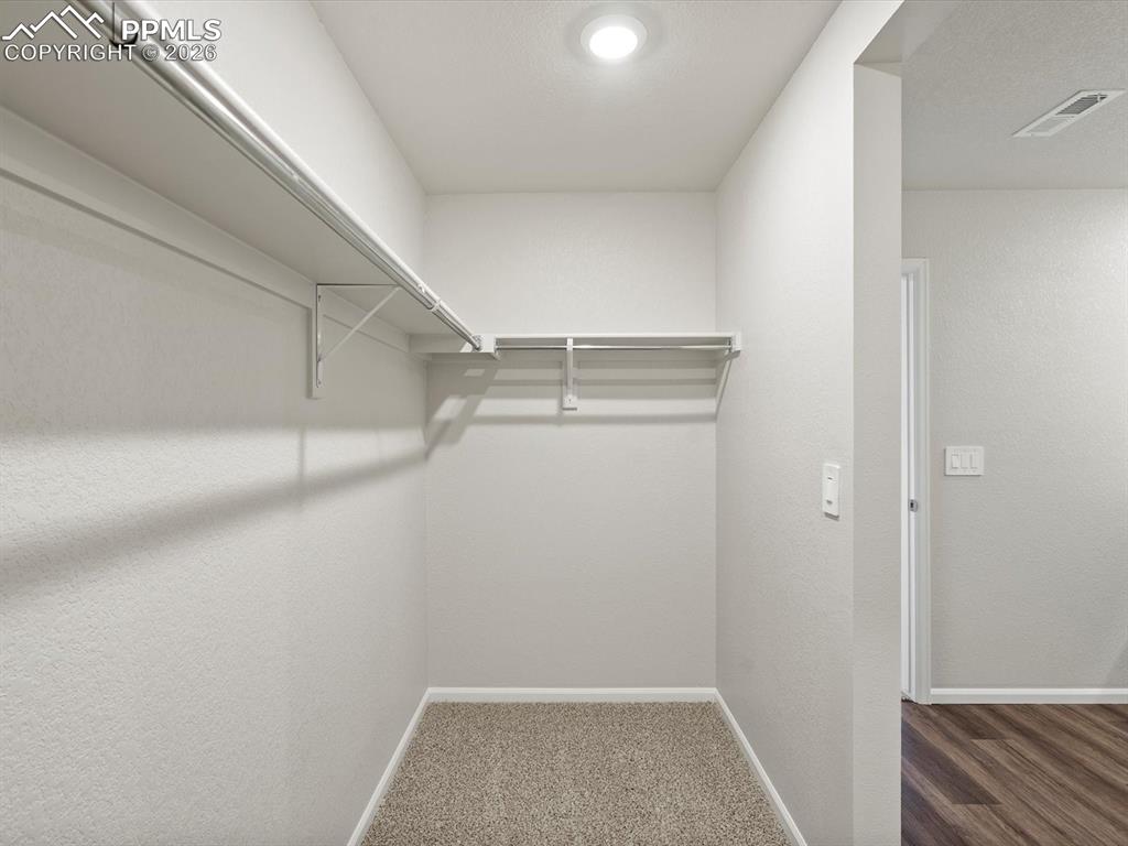 Image 20 of 30: Closet