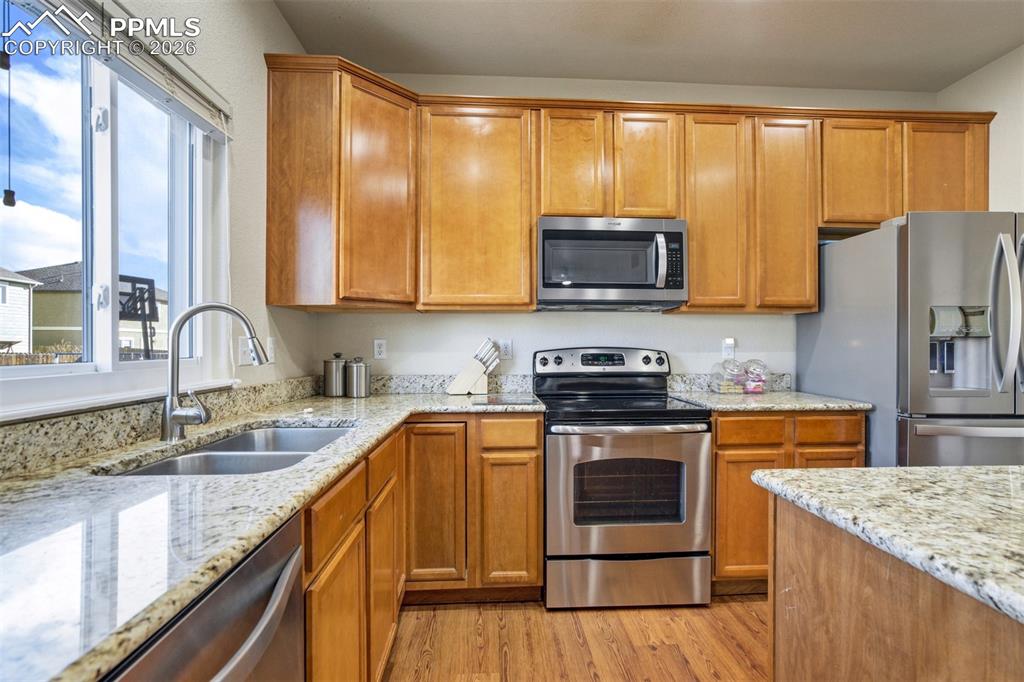 Image 10 of 50: Kitchen