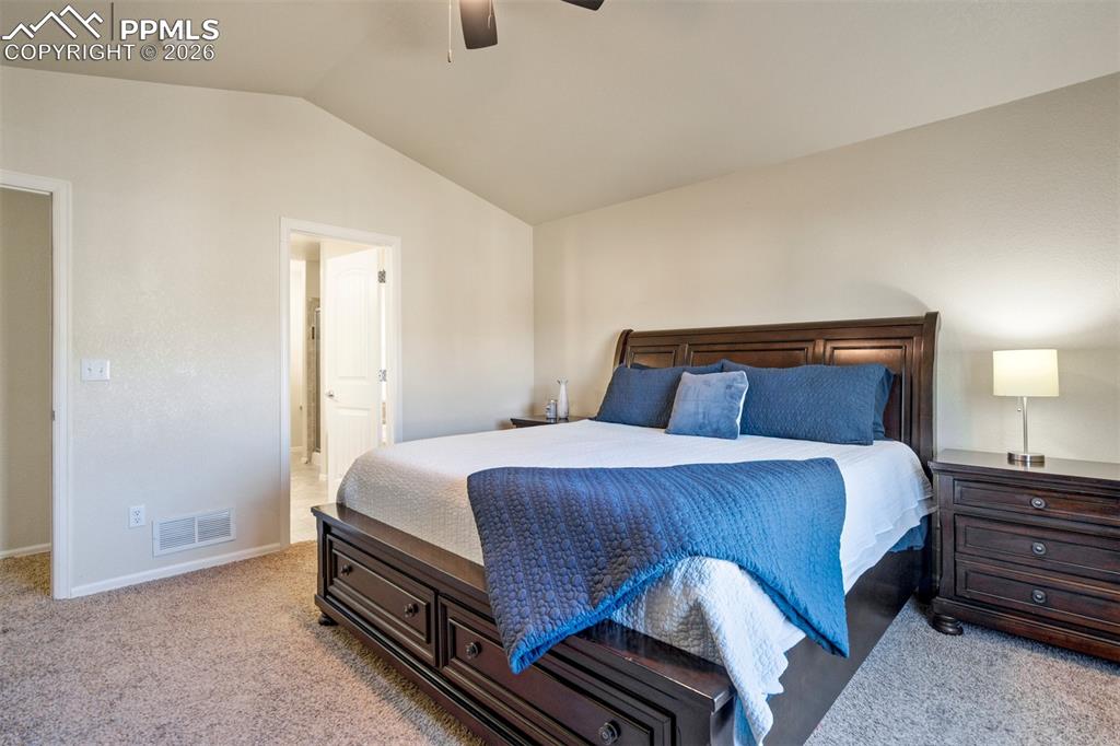 Image 19 of 50: Bedroom