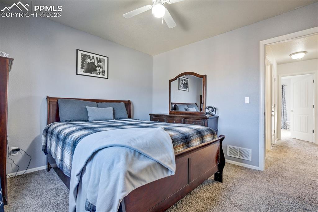 Image 26 of 50: Bedroom