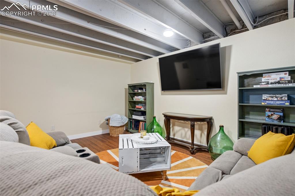 Image 34 of 50: Living Room