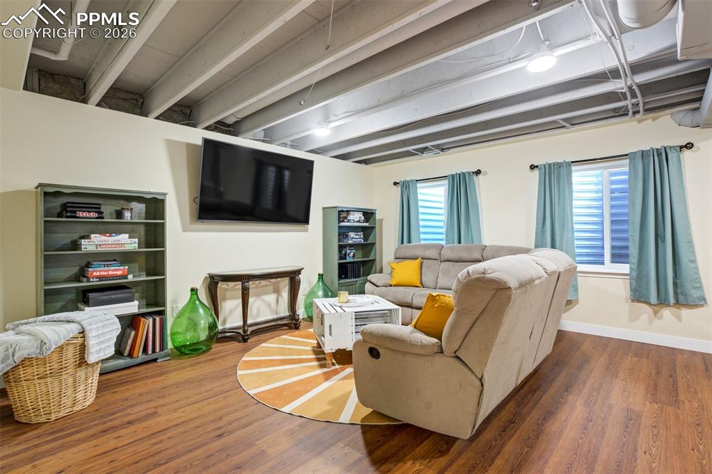 Image 35 of 50: Living Room