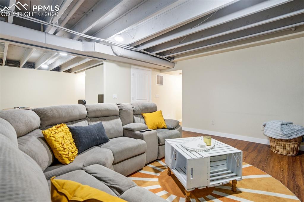 Image 36 of 50: Living Room