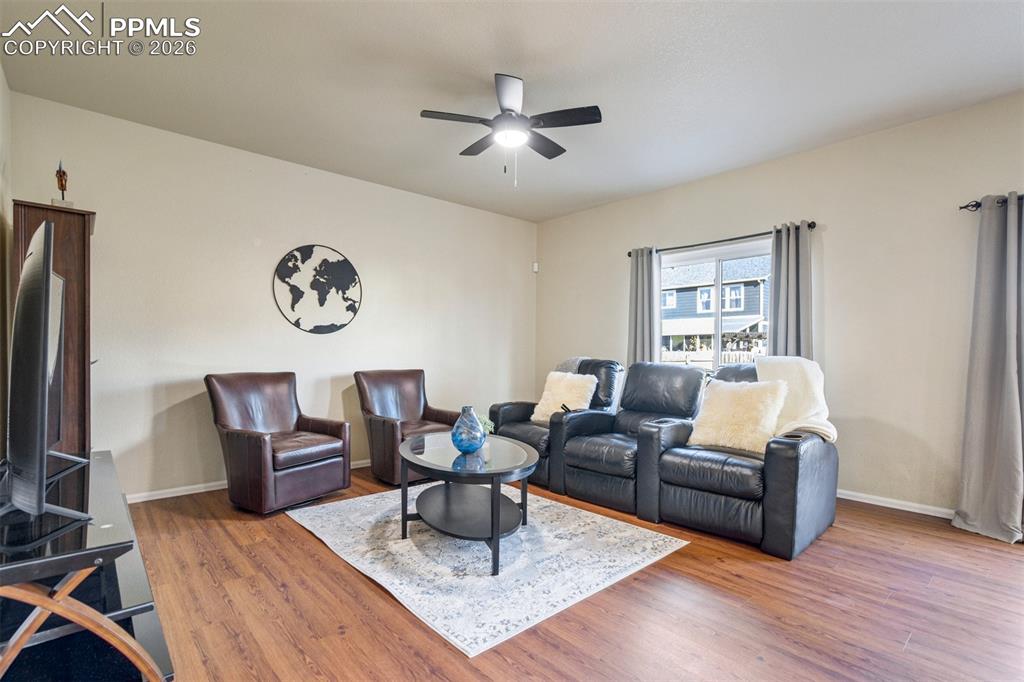 Image 6 of 50: Living Room