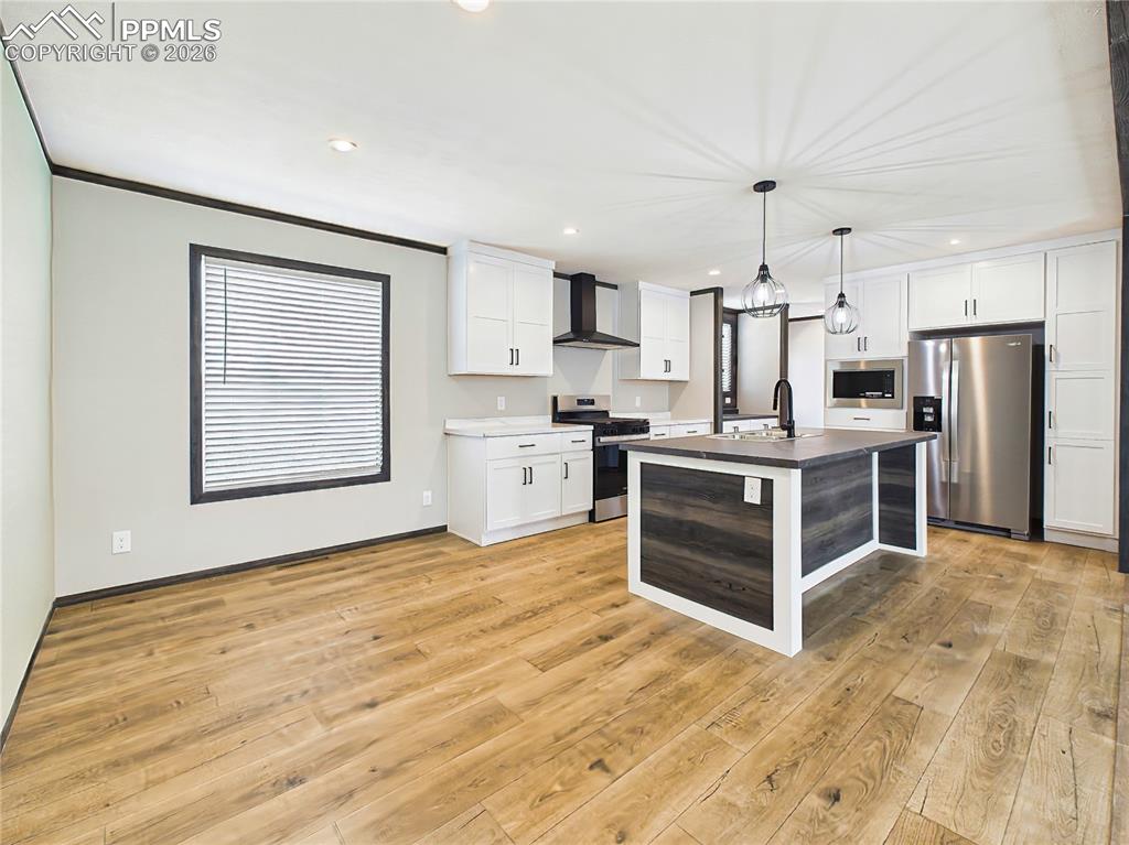 Image 9 of 50: Dining area