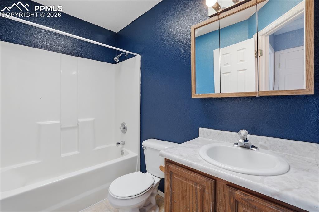 Image 19 of 35: Bathroom