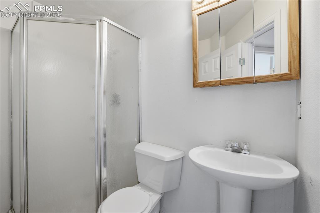 Image 22 of 35: Bathroom