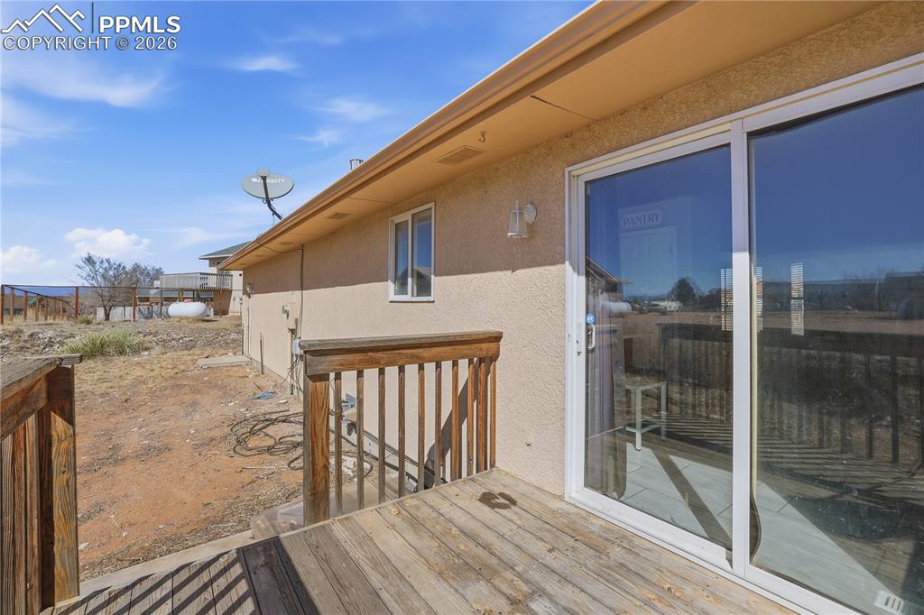 Image 27 of 35: Deck