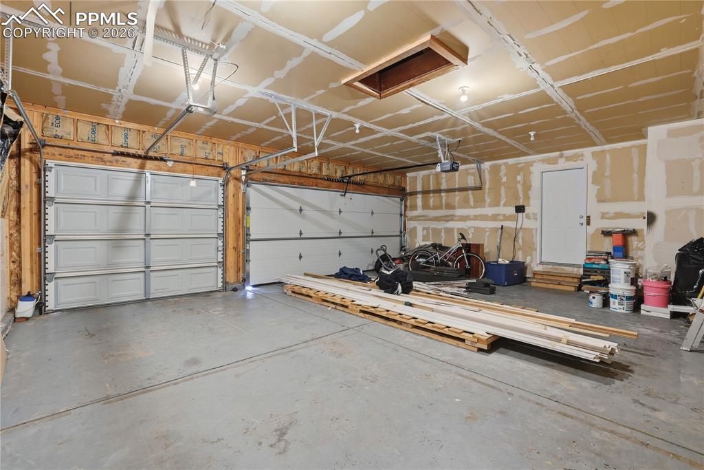 Image 32 of 35: Garage