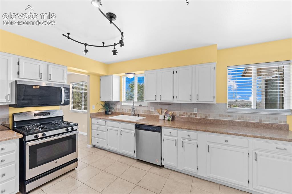 Image 10 of 41: Kitchen