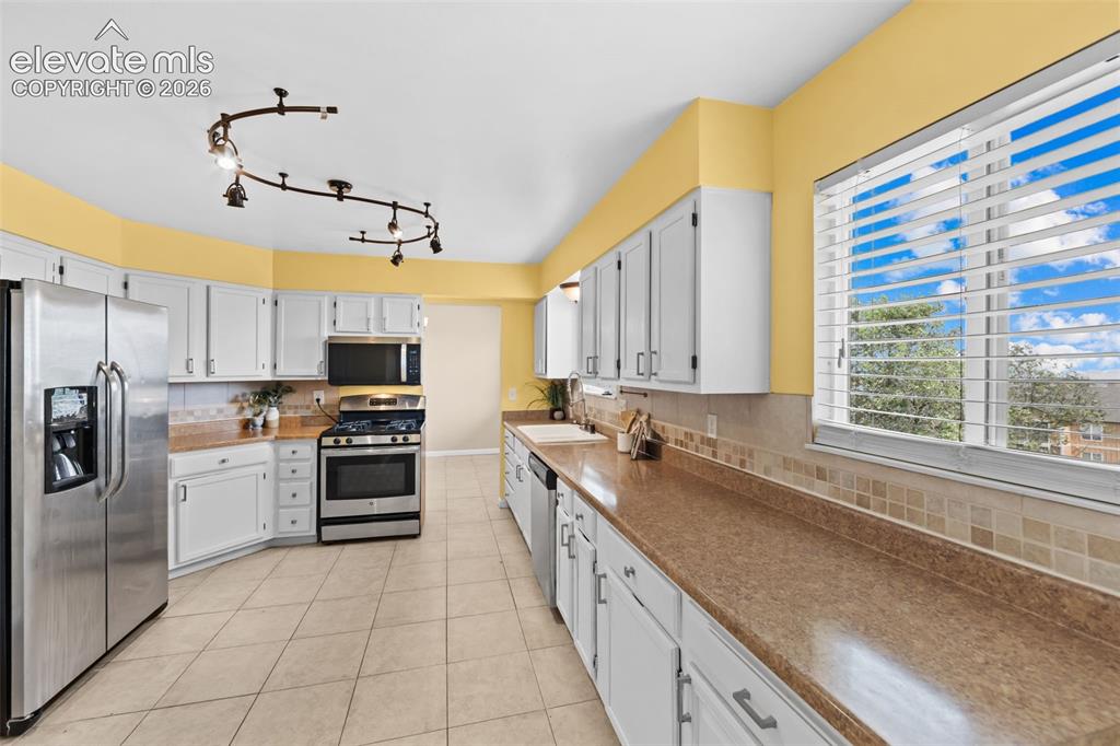 Image 11 of 41: Kitchen