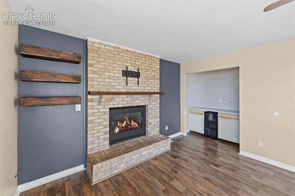 Image 14 of 41: Living Room