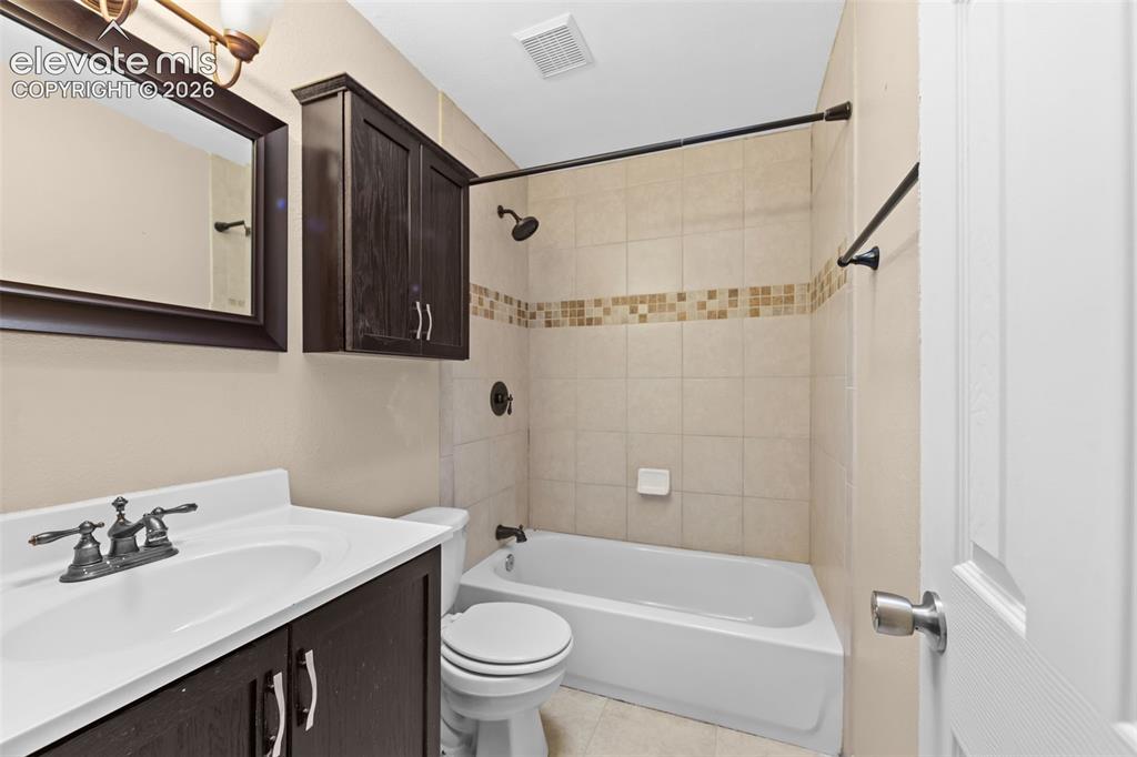 Image 23 of 41: Bathroom