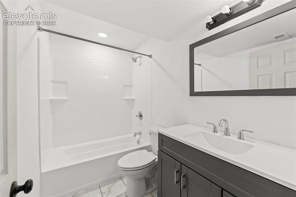 Image 28 of 41: Bathroom