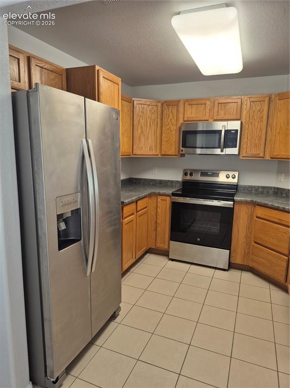 Image 15 of 24: Kitchen