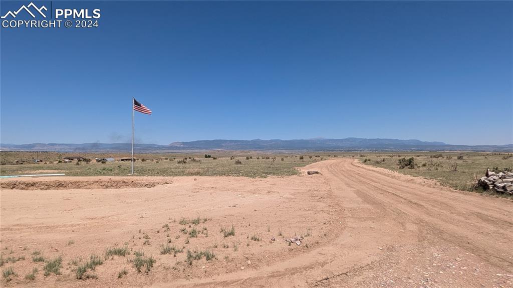 Image 4 of 8: Mountain view