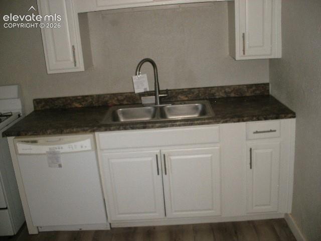 Image 11 of 27: Kitchen