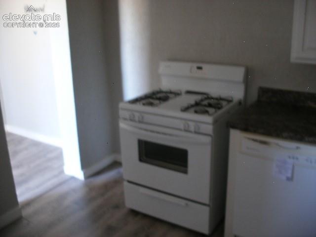 Image 12 of 27: Kitchen