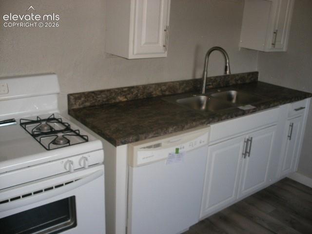 Image 15 of 27: Kitchen