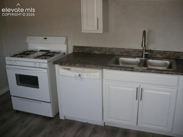 Image 16 of 27: Kitchen