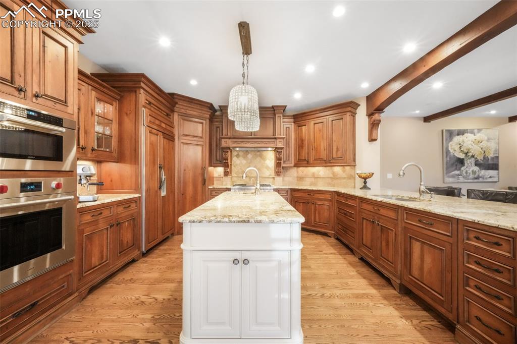 Image 16 of 50: Kitchen