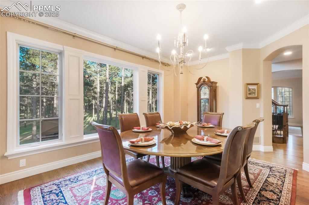 Image 19 of 50: Dining Area