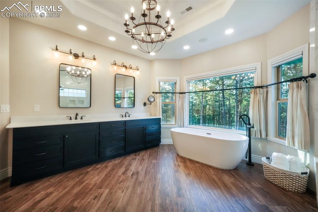 Image 27 of 50: Bathroom