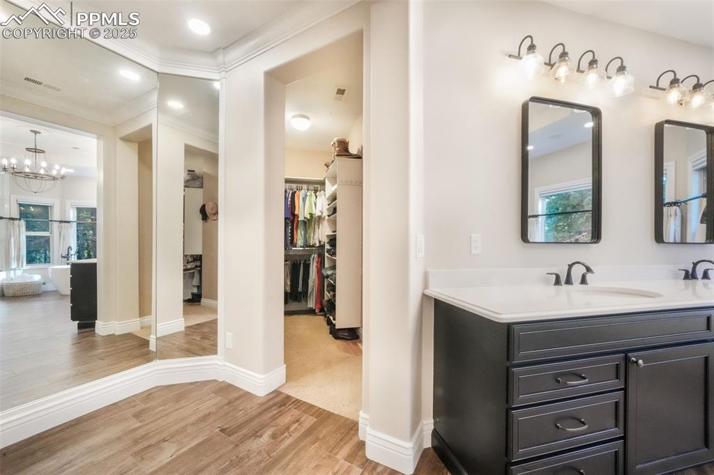 Image 30 of 50: Bathroom